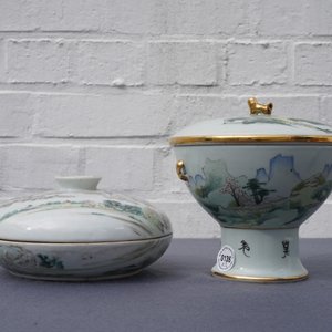 Een Chinese qianjiang cai specerijendoos en een warmhoudkom op voet, 19/20e eeuw — foto 39