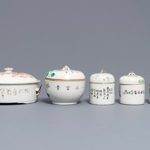 Een Chinese qianjiang cai terrine, drie bekerwarmers en een famille rose dekselkom, 19/20e eeuw — foto 3