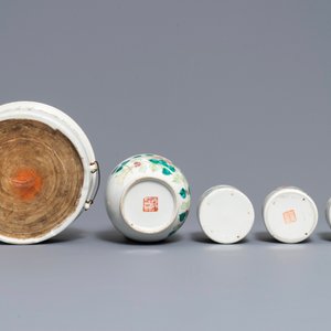 Een Chinese qianjiang cai terrine, drie bekerwarmers en een famille rose dekselkom, 19/20e eeuw — foto 4
