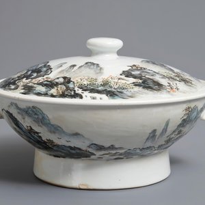 Een Chinese qianjiang cai terrine met deksel, 20e eeuw — foto 1