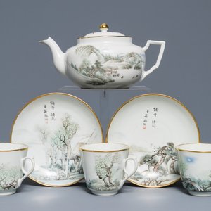 Een Chinese qianjiang cai theepot, drie koppen en twee schotels, Republiek, 1e helft 20e eeuw — foto 1