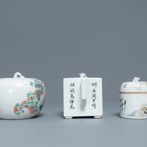 Een Chinese qianjiang cai theepot en twee dekselpotten, 19/20e eeuw — foto 5