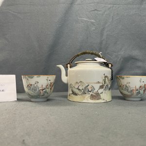 Een Chinese qianjiang cai theepot en twee koppen en schotels, 19/20e eeuw — foto 12