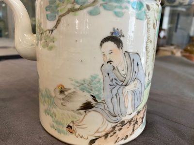 Een Chinese qianjiang cai theepot, gesigneerd Lin Jinshan 林謹善 en gedateerd 1887 en een famille rose theepot, Guangxu merk en periode — foto 16