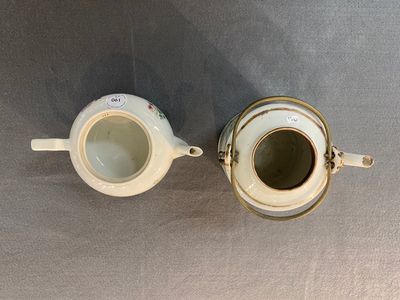 Een Chinese qianjiang cai theepot, gesigneerd Lin Jinshan 林謹善 en gedateerd 1887 en een famille rose theepot, Guangxu merk en periode — foto 3