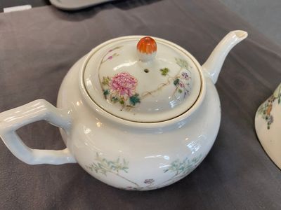 Een Chinese qianjiang cai theepot, gesigneerd Lin Jinshan 林謹善 en gedateerd 1887 en een famille rose theepot, Guangxu merk en periode — foto 9