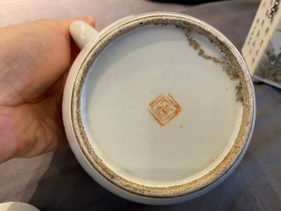 Een Chinese qianjiang cai theepot met decor van antiquiteiten, gesigneerd Dai Yucheng 戴裕成, gedateerd 1895 — foto 11