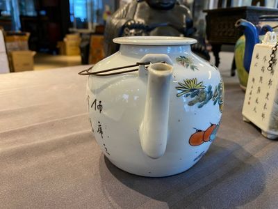 Een Chinese qianjiang cai theepot met decor van antiquiteiten, gesigneerd Dai Yucheng 戴裕成, gedateerd 1895 — foto 5
