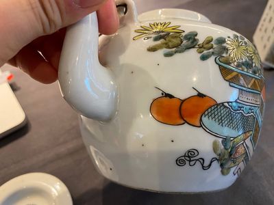 Een Chinese qianjiang cai theepot met decor van antiquiteiten, gesigneerd Dai Yucheng 戴裕成, gedateerd 1895 — foto 10