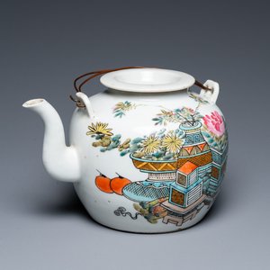 Een Chinese qianjiang cai theepot met decor van antiquiteiten, gesigneerd Dai Yucheng 戴裕成, gedateerd 1895 — foto 1