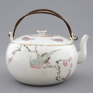 Een Chinese qianjiang cai theepot met deksel, 19/20e eeuw — foto 3