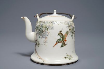 Een Chinese qianjiang cai theepot met deksel, begin 20e eeuw