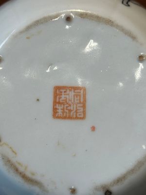 Een Chinese qianjiang cai theepot met kostbaarheden, gesigneerd Xu Pinheng 許品衡, Tongzhi merk, gedateerd 1889 — foto 11