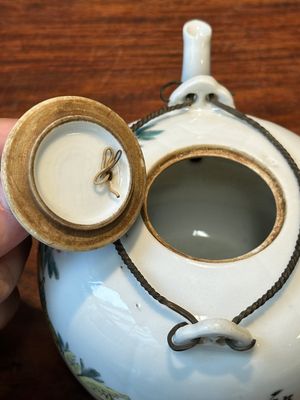 Een Chinese qianjiang cai theepot met kostbaarheden, gesigneerd Xu Pinheng 許品衡, Tongzhi merk, gedateerd 1889 — foto 5
