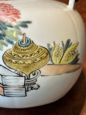 Een Chinese qianjiang cai theepot met kostbaarheden, gesigneerd Xu Pinheng 許品衡, Tongzhi merk, gedateerd 1889 — foto 9