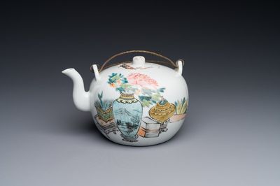 Een Chinese qianjiang cai theepot met kostbaarheden, gesigneerd Xu Pinheng 許品衡, Tongzhi merk, gedateerd 1889