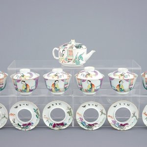 Een Chinese qianjiang cai theepot met zes bijpassende dekselkoppen op standaards, 19/20e eeuw — foto 1