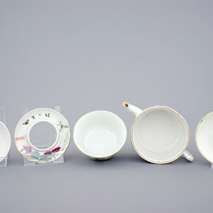 Een Chinese qianjiang cai theepot met zes bijpassende dekselkoppen op standaards, 19/20e eeuw — foto 6