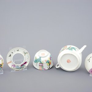 Een Chinese qianjiang cai theepot met zes bijpassende dekselkoppen op standaards, 19/20e eeuw — foto 7