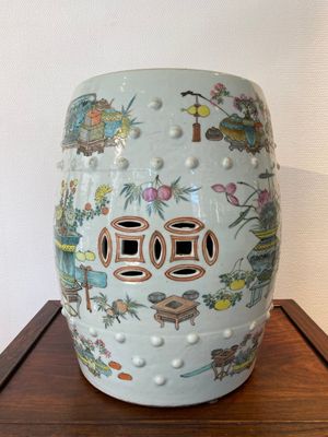 Een Chinese qianjiang cai tuinzit met decor van antiquiteiten in de stijl van Xu Pinheng 許品衡, 19e eeuw — foto 4
