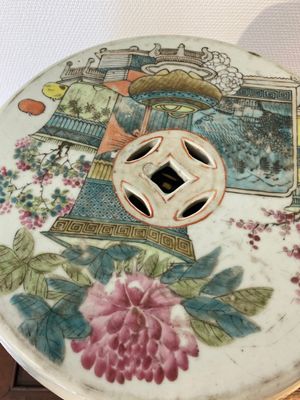 Een Chinese qianjiang cai tuinzit met decor van antiquiteiten in de stijl van Xu Pinheng 許品衡, 19e eeuw — foto 6