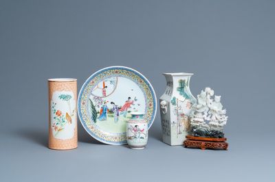 Een Chinese qianjiang cai vaas, drie famille rose stukken en een snijwerk, 19/20e eeuw