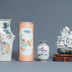 Een Chinese qianjiang cai vaas, drie famille rose stukken en een snijwerk, 19/20e eeuw — foto 4