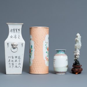 Een Chinese qianjiang cai vaas, drie famille rose stukken en een snijwerk, 19/20e eeuw — foto 5