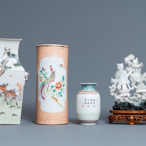 Een Chinese qianjiang cai vaas, drie famille rose stukken en een snijwerk, 19/20e eeuw — foto 6
