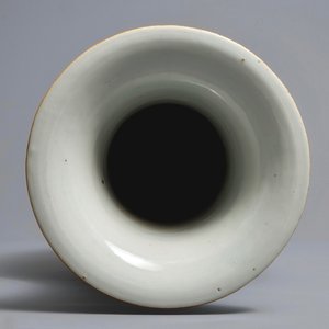 Een Chinese qianjiang cai vaas en een hoedensteun, 19/20th C. — foto 12
