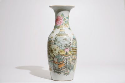 Een Chinese qianjiang cai vaas met decor van "100 kostbaarheden", 19/20e eeuw