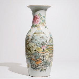Een Chinese qianjiang cai vaas met decor van "100 kostbaarheden", 19/20e eeuw — foto 1
