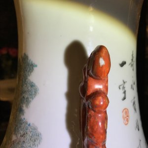 Een Chinese qianjiang cai vaas met figuren in een landschap, 19/20e eeuw — foto 7
