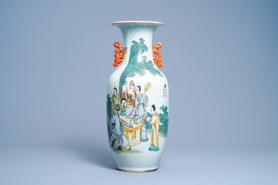 Een Chinese qianjiang cai vaas met muzikanten en geleerden, 19/20e eeuw