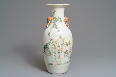 Een Chinese qianjiang cai vaas met olifantenoren, 19/20e eeuw