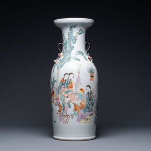 Een Chinese qianjiang cai vaas met perziken als handgrepen, 19/20e eeuw — foto 1