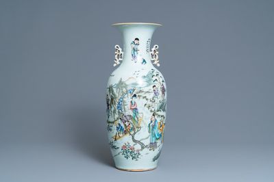 Een Chinese qianjiang cai vaas met tweezijdig decor, 19/20e eeuw