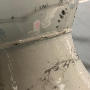 Een Chinese qianjiang cai vaas met vlindervormige ornamenten, 19e eeuw — foto 13