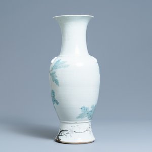 Een Chinese qianjiang cai vaas met vlindervormige ornamenten, 19e eeuw — foto 3