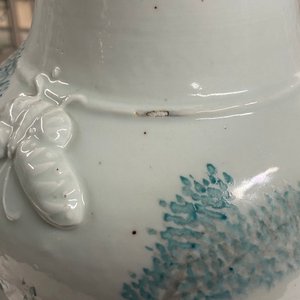 Een Chinese qianjiang cai vaas met vlindervormige ornamenten, 19e eeuw — foto 9
