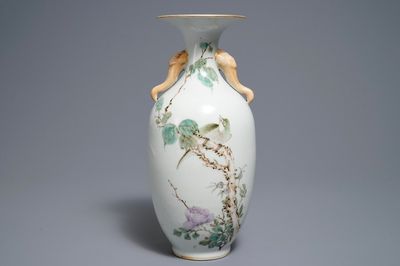 Een Chinese qianjiang cai vaas met vogels en bloemen, 19/20e eeuw