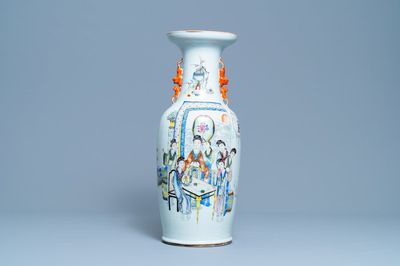 Een Chinese qianjiang cai vaas met vrouwen rond een tafel, gesign. Yan Bing Jun, gedat. 1913