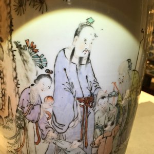Een Chinese qianjiangcai vaas met figuren in een landschap, 19/20e eeuw — foto 17