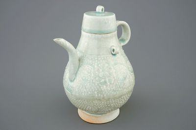 Een Chinese qingbai dekselkan met relëfdecor, Zuidelijke Song Dynastie (1127-1279)