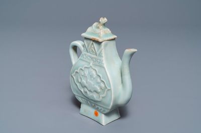 Een Chinese qingbai dekselkan met reliëfdecor van een feniks, Yuan