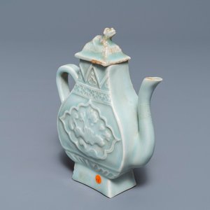 Een Chinese qingbai dekselkan met reliëfdecor van een feniks, Yuan — foto 1