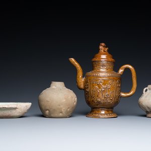 Een Chinese qingbai-geglazuurde kom, twee celadon vaasjes en een bruin-geglazuurd dekselkannetje, Han en later — foto 2