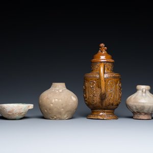 Een Chinese qingbai-geglazuurde kom, twee celadon vaasjes en een bruin-geglazuurd dekselkannetje, Han en later — foto 5