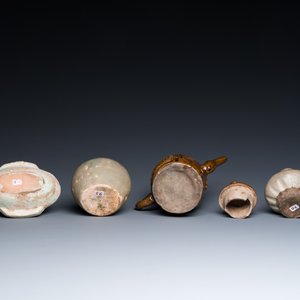 Een Chinese qingbai-geglazuurde kom, twee celadon vaasjes en een bruin-geglazuurd dekselkannetje, Han en later — foto 7