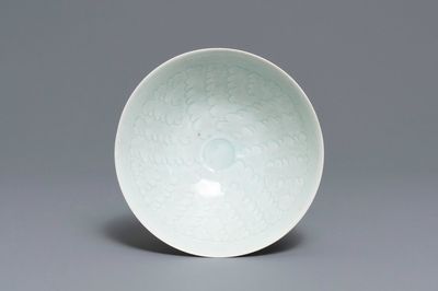 Een Chinese qingbai kom met onderglazuur decor, Song